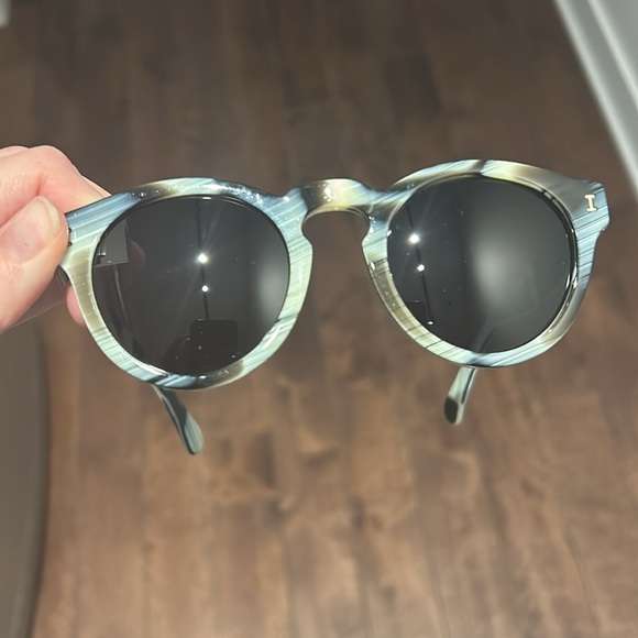 Illesteva Leonard Sunglasses in Horn frame and black lenses - Picture 7 of 8